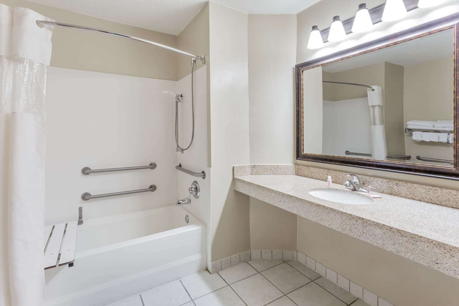 Baymont by Wyndham Mequon Milwaukee Area 32/33