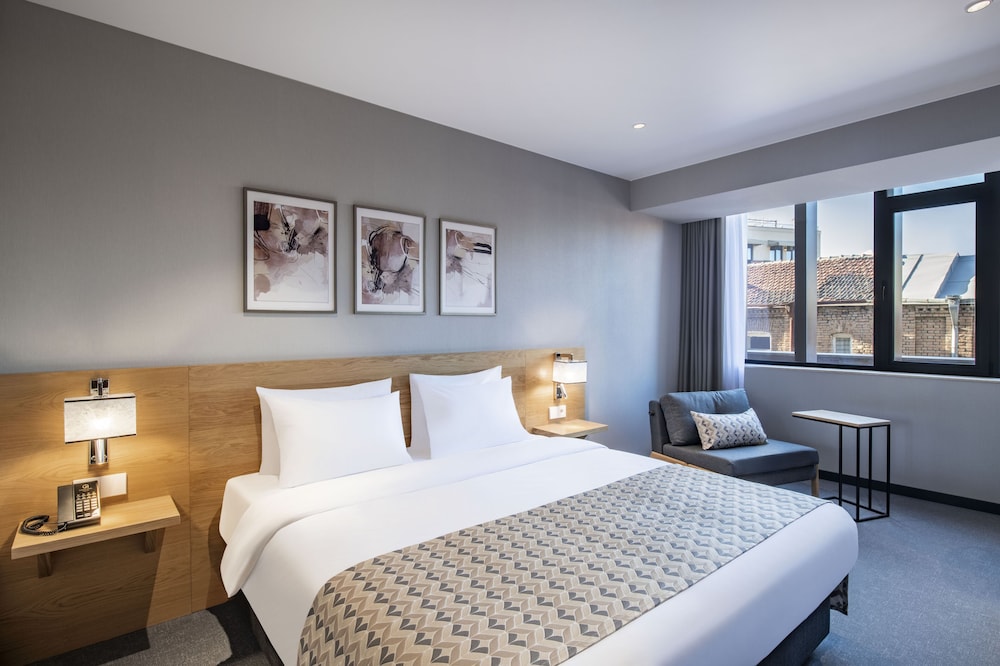 DELUXE, DOUBLE OR TWIN BED