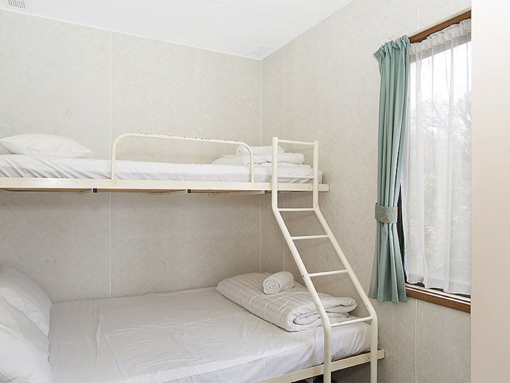 PORTLAND HOLIDAY VILLAGE 17/50
