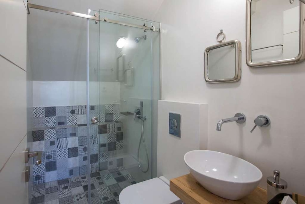 Amymone Suites 48/50