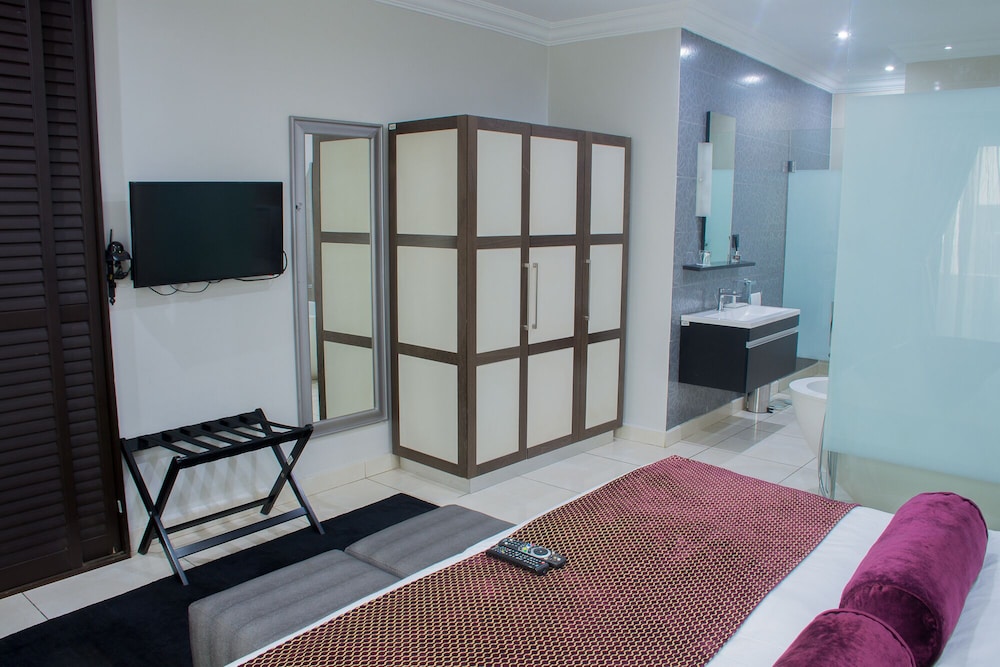 Leola Suites 15/37