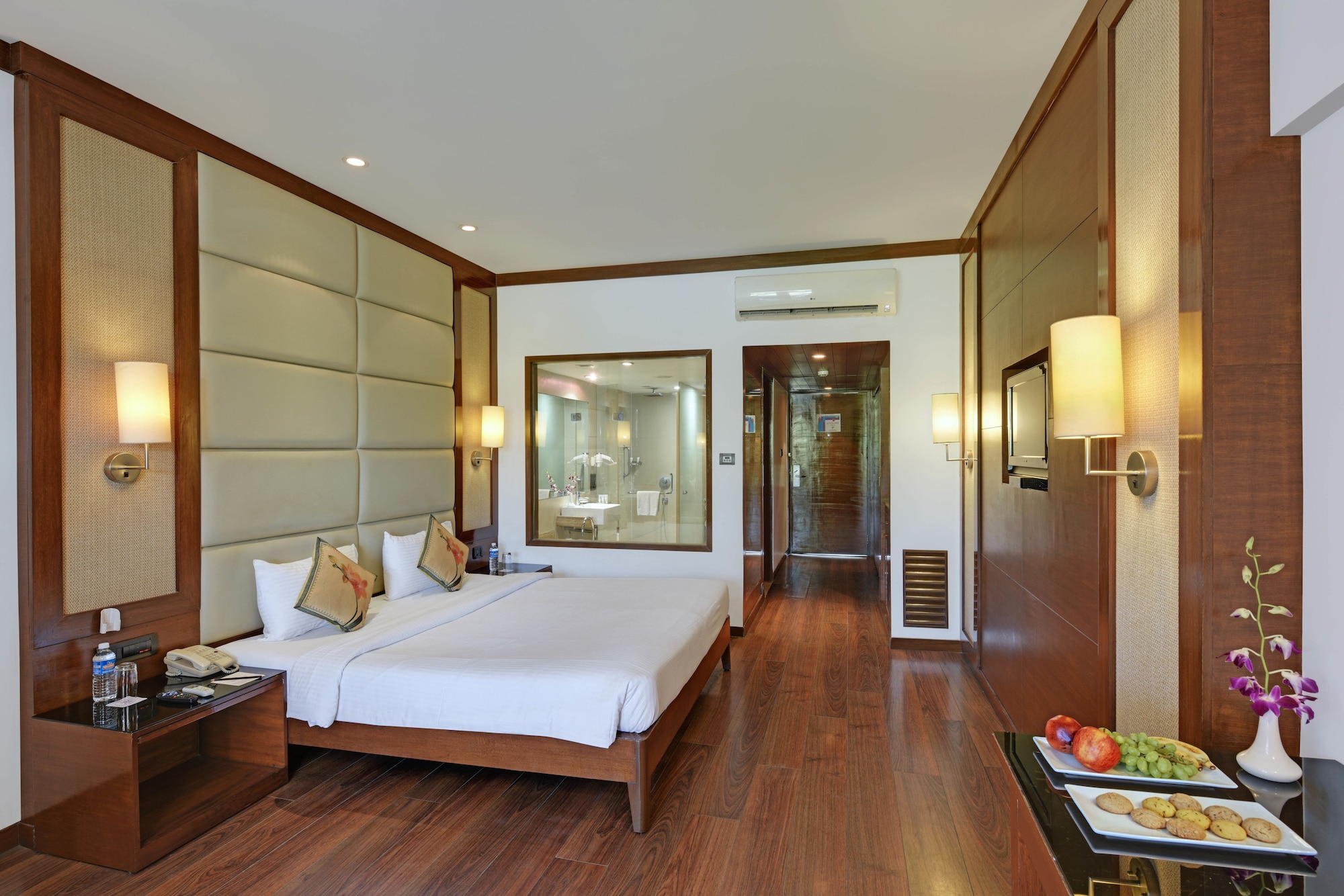 DELUXE, KING BED, BATHTUB