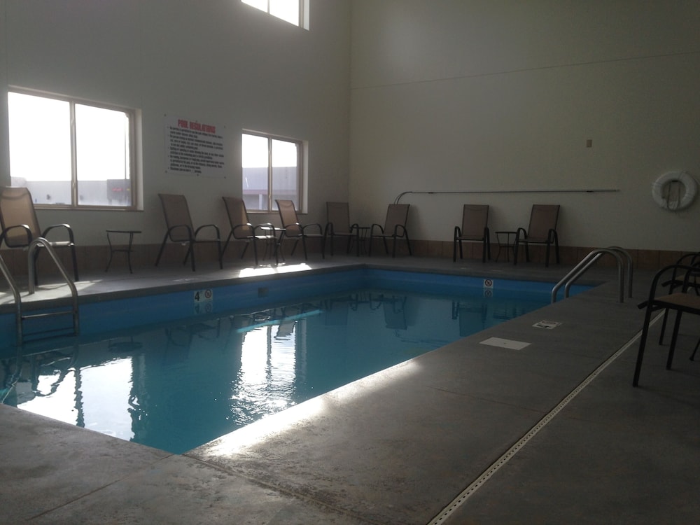 Edgewood Hotel and Suites 13/27