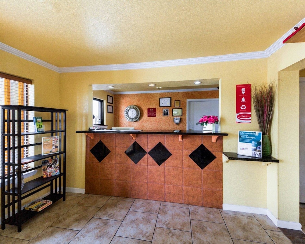 Econo Lodge Inn & Suites San Antonio near Frost Bank Center photo5