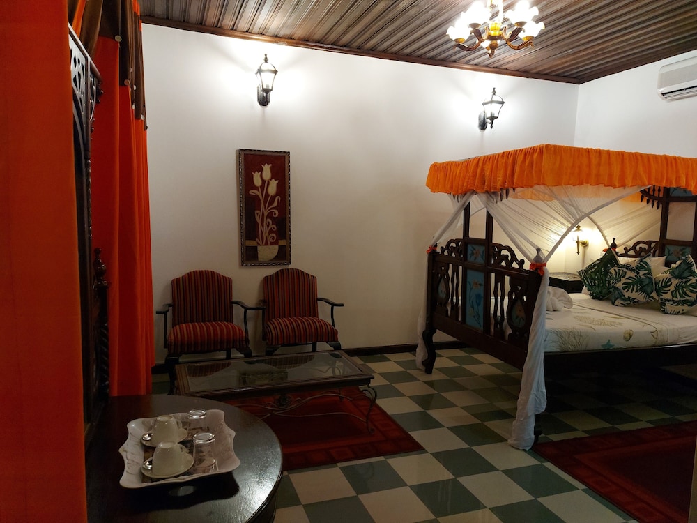 TAUSI PALACE HOTEL 66/90