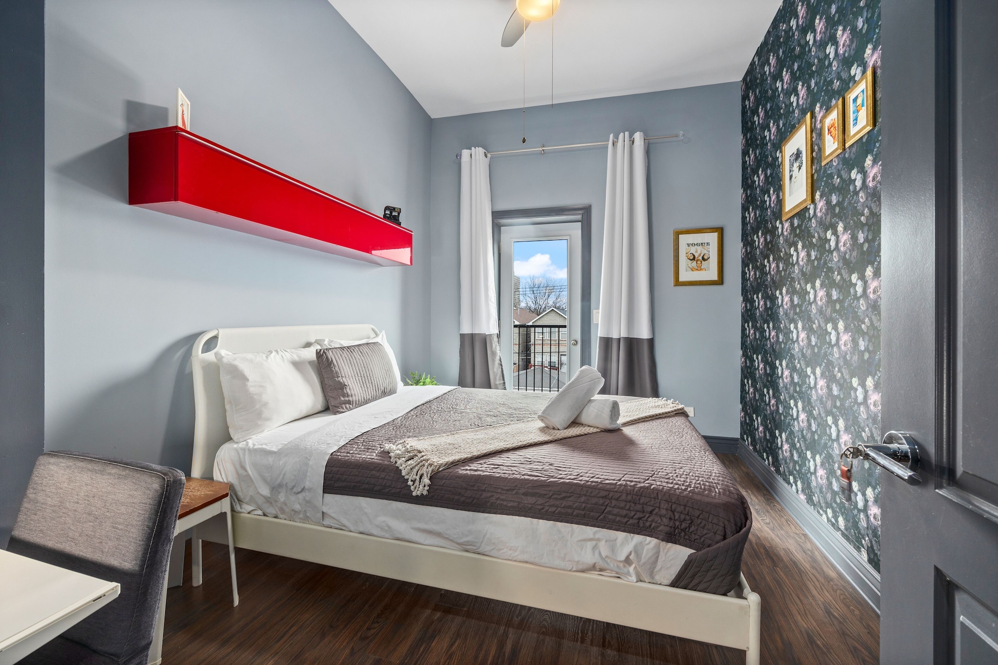 DELUXE, QUEEN BED, SHARED BATHROOM