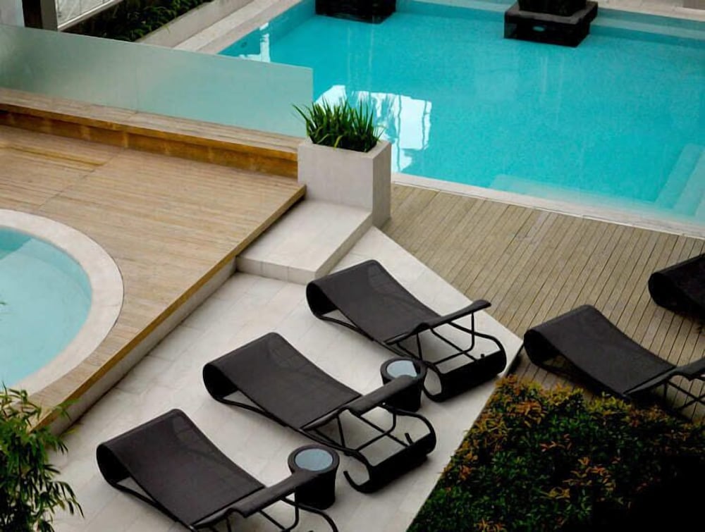 F1 Hotel Manila BGC 38/65