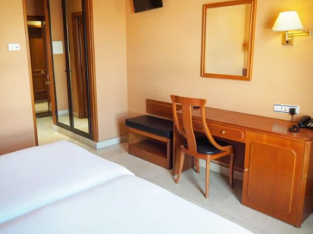 Hotel Humanes 32/65