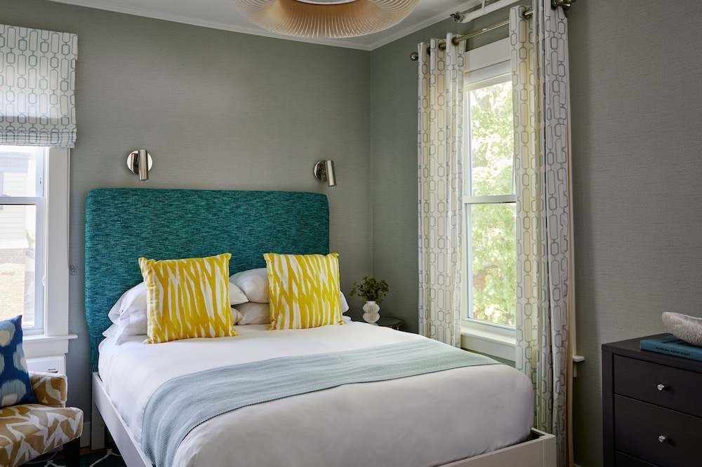 ROOM, QUEEN BED