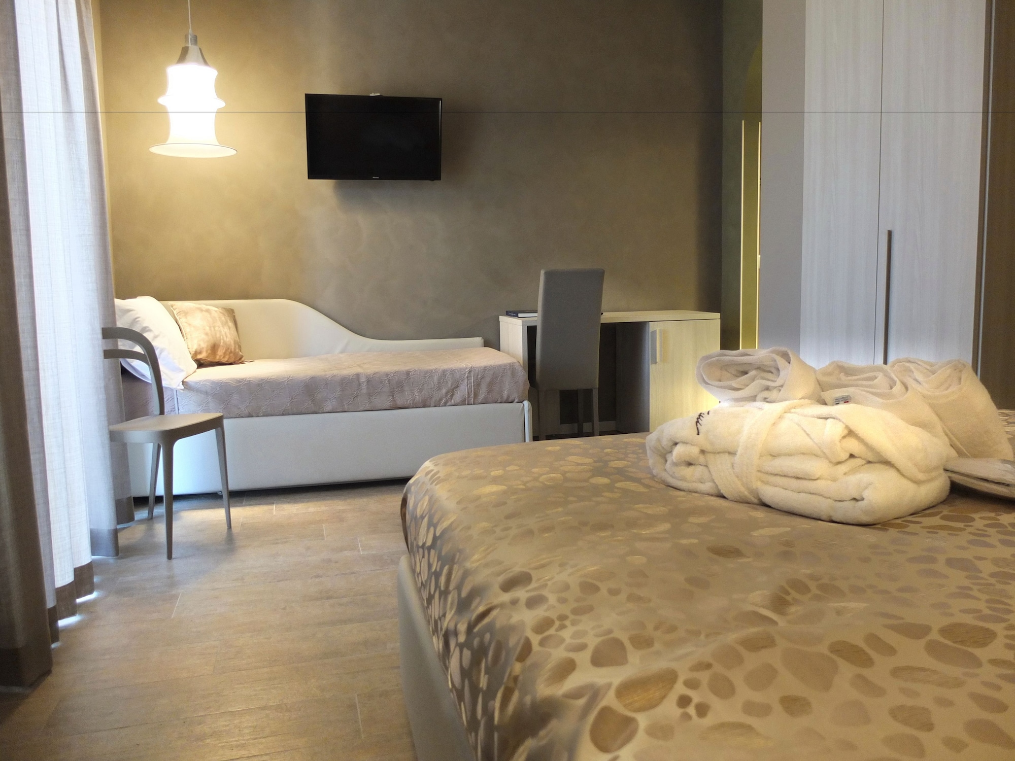 ROOM, QUADRUPLE