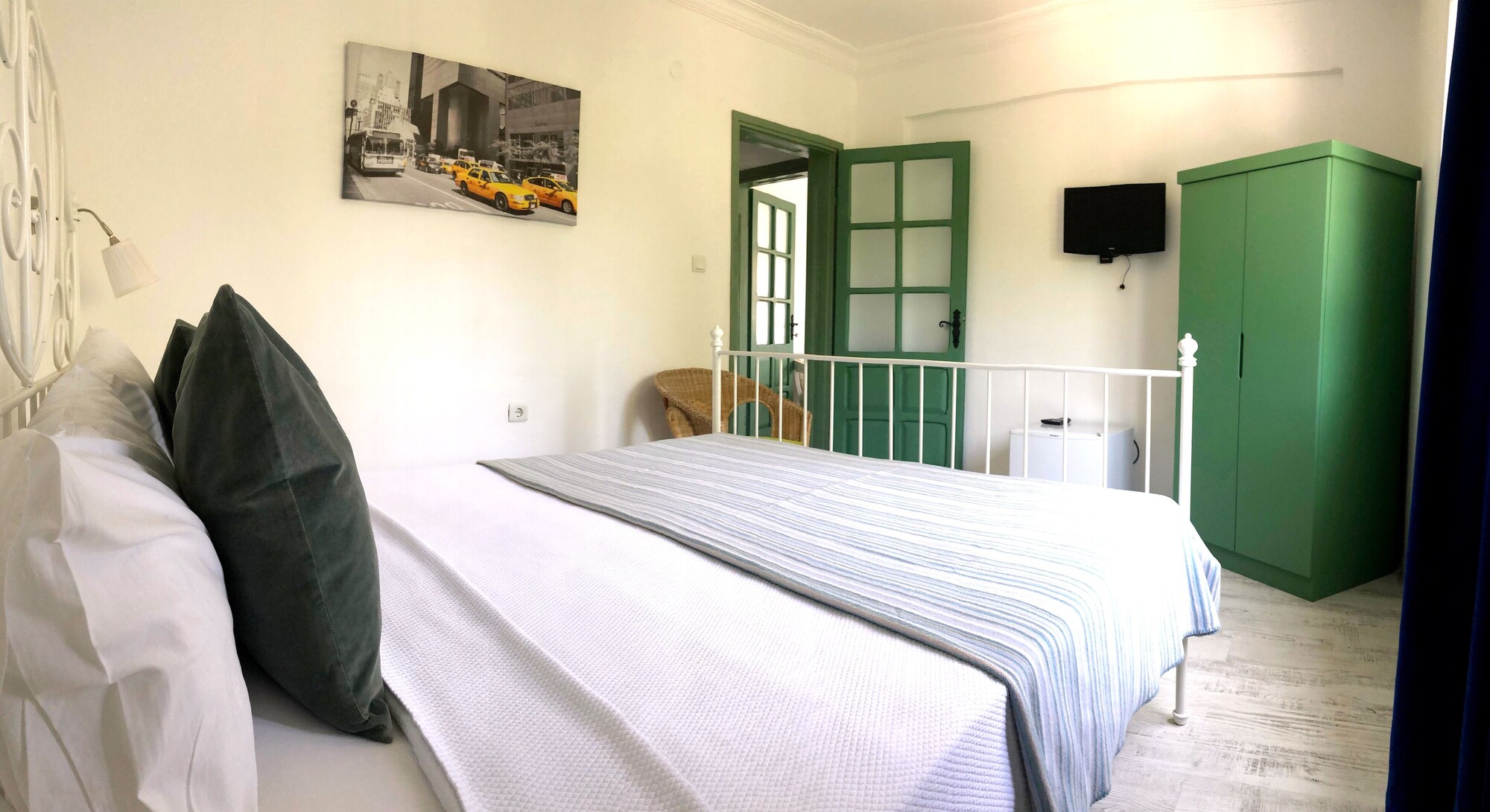 ROOM, DOUBLE BED
