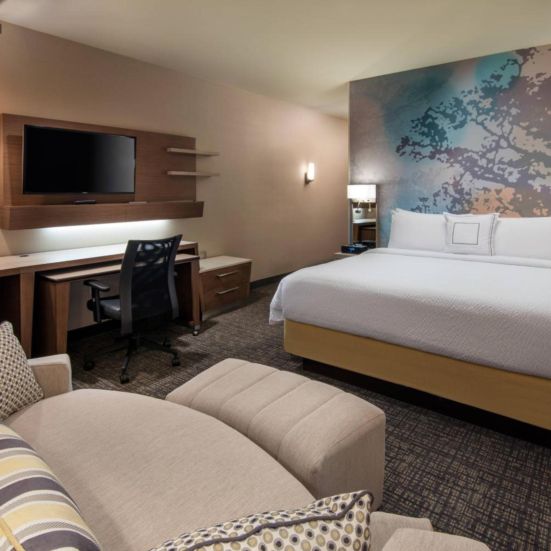 Room, King Bed, Pool or City View, Bathtub, Accessible