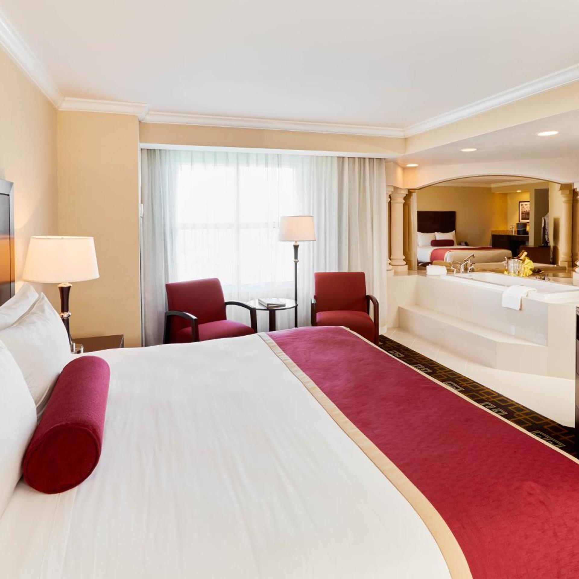 DELUXE, SUITE, JETTED TUB