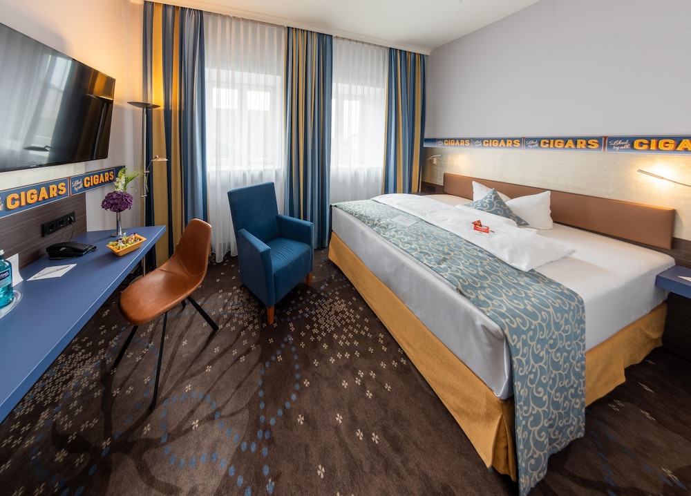Comfort, Queen Bed, Courtyard Area