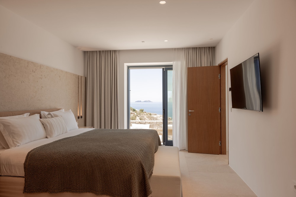 1 Bedroom, Suite, King Bed, Sofa, with Pool