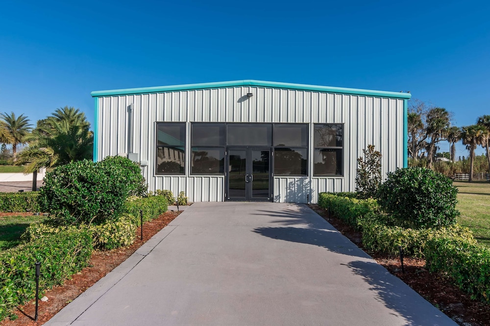 Days Inn & Suites by Wyndham Lake Okeechobee 4/50