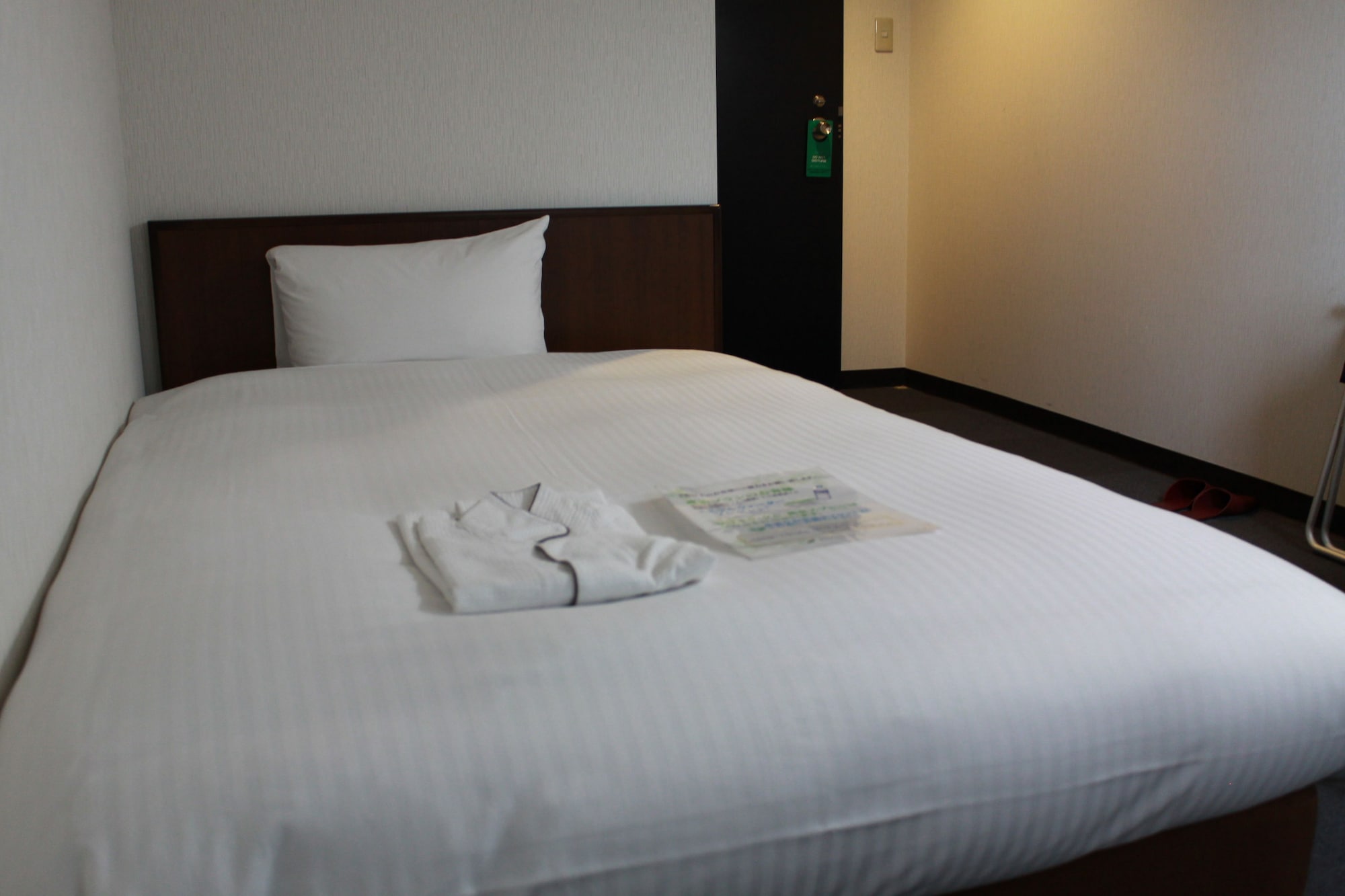 ROOM, SINGLE