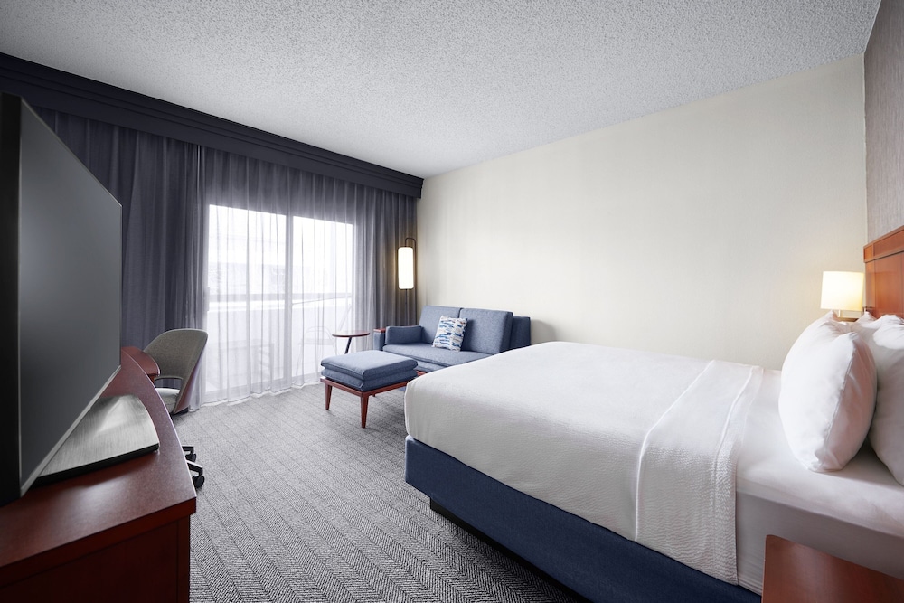 Courtyard by Marriott Kansas City Overland Park/Metcalf, South of College Boulevard 17/56