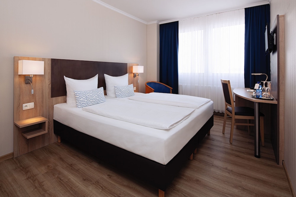 ROOM, DOUBLE OR TWIN BED
