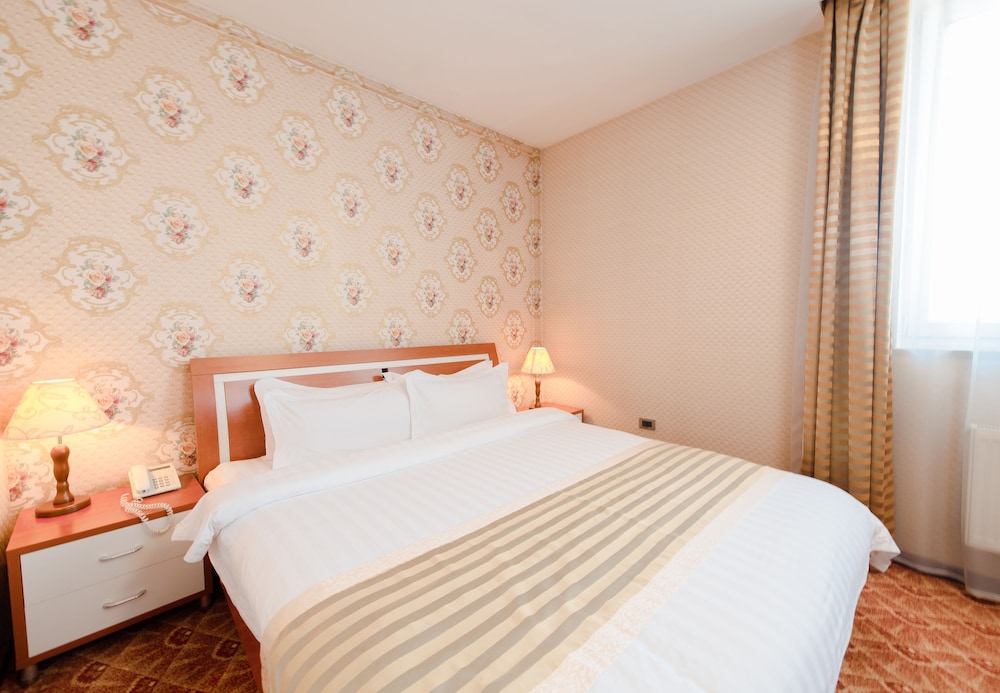 Springs Hotel 33/83