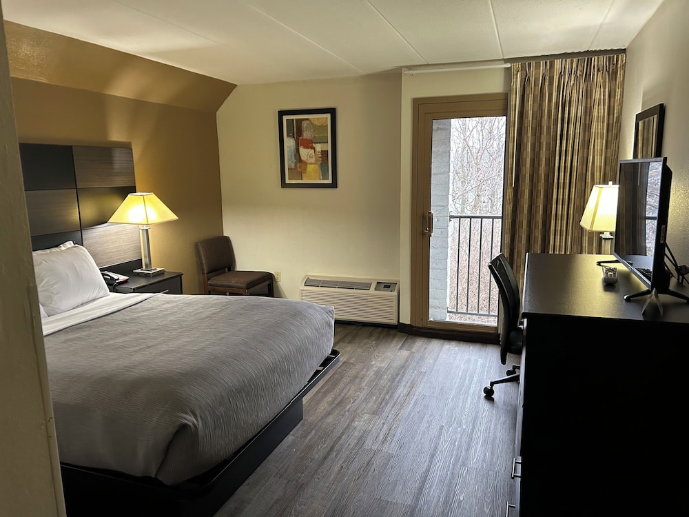 Quality Inn & Suites Cincinnati Uptown Norwood 15/45