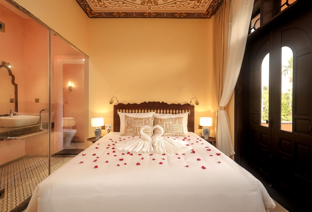 DELUXE, DOUBLE BED
