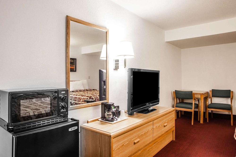 Econo Lodge Truman Inn 35/48
