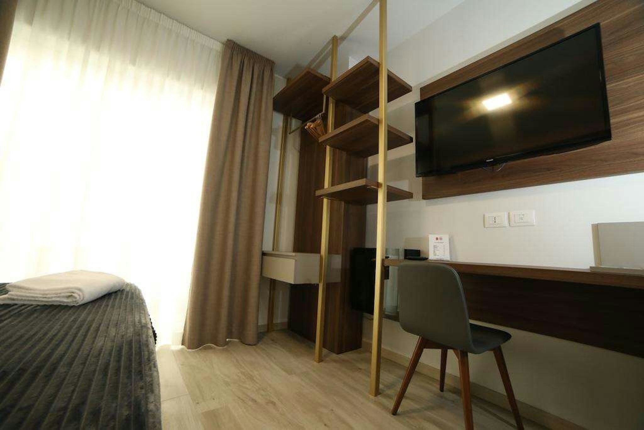 8 Room Hotel 39/80