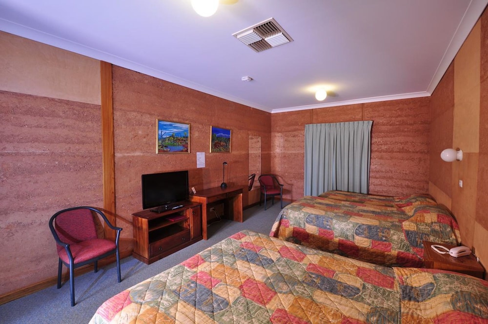 MUD HUT MOTEL 23/57