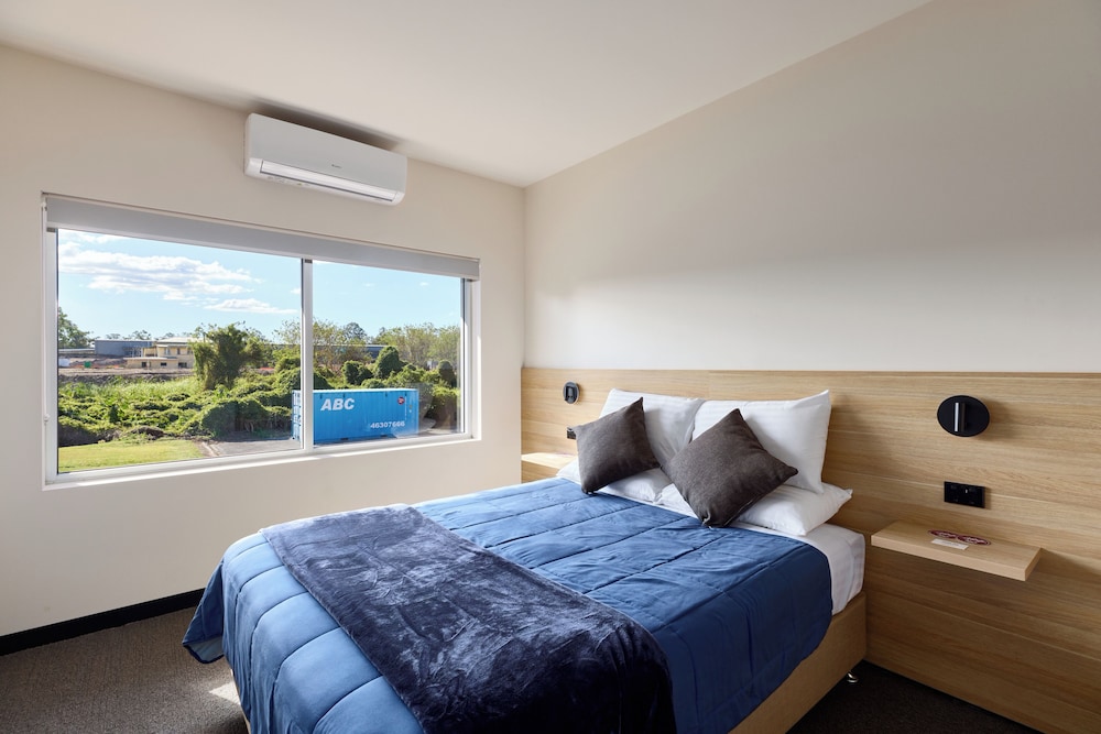Basic, Queen Bed