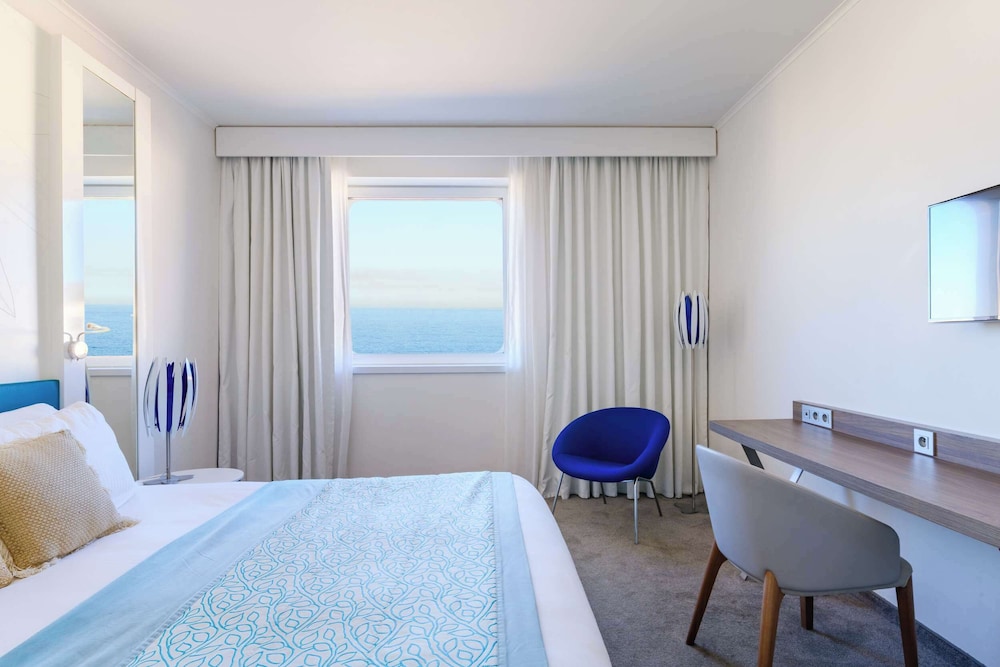 غرفة سوبيريور بسرير كينج بإطلالة على البحر، Golden Tulip Marseille Euromed 3/6