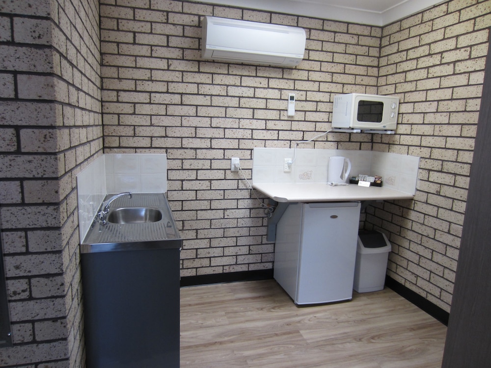 COWRA CREST MOTEL 25/50