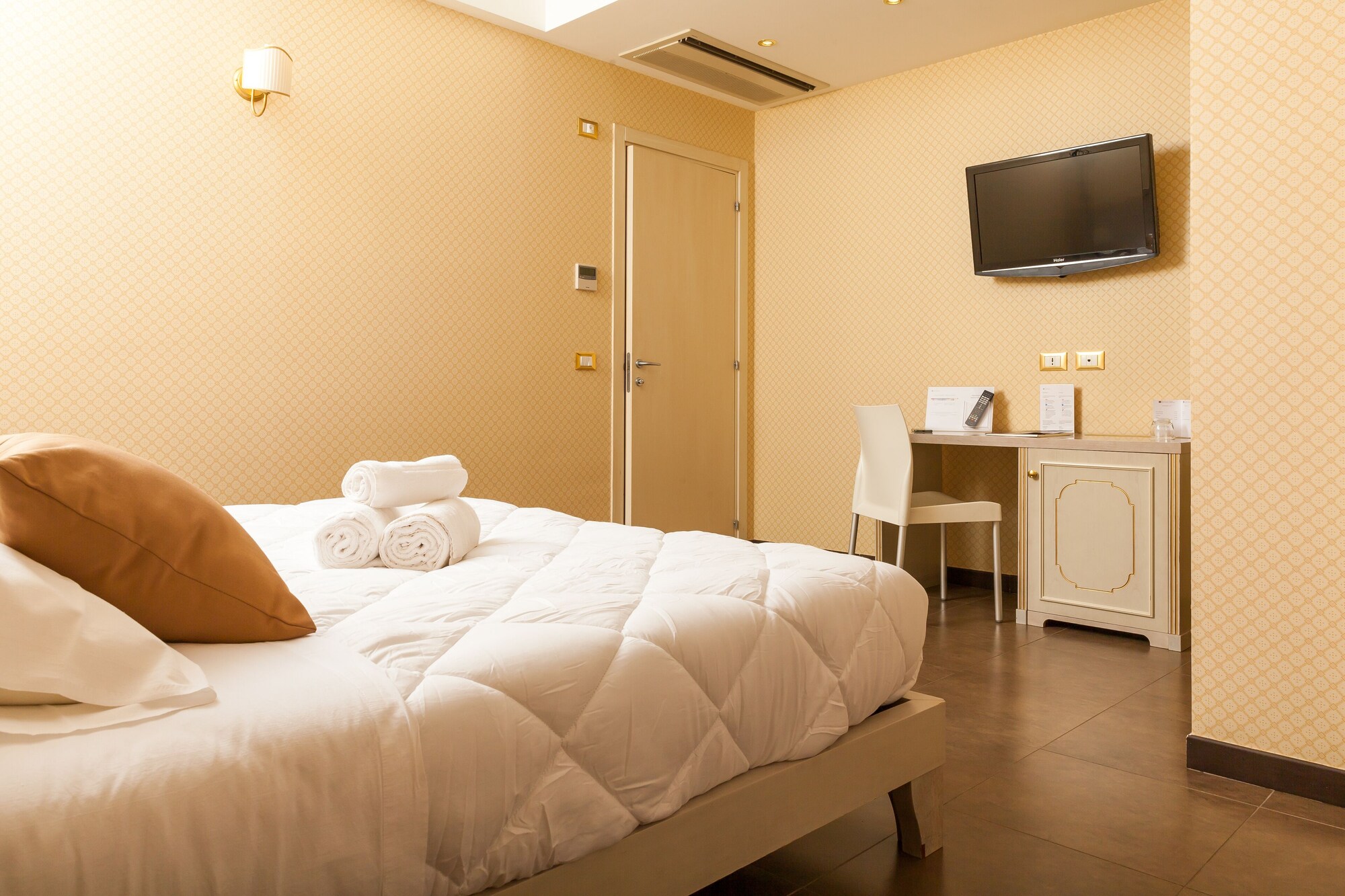 Room, Double Bed, Hot Tub