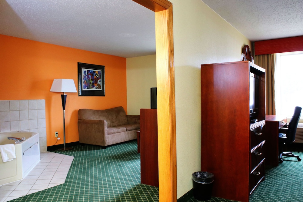 Days Inn Suites By Wyndham Bloomington Normal Il 20/45