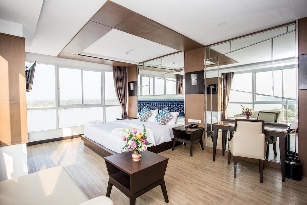 Blu Hotel Nakhon Phanom 24/35