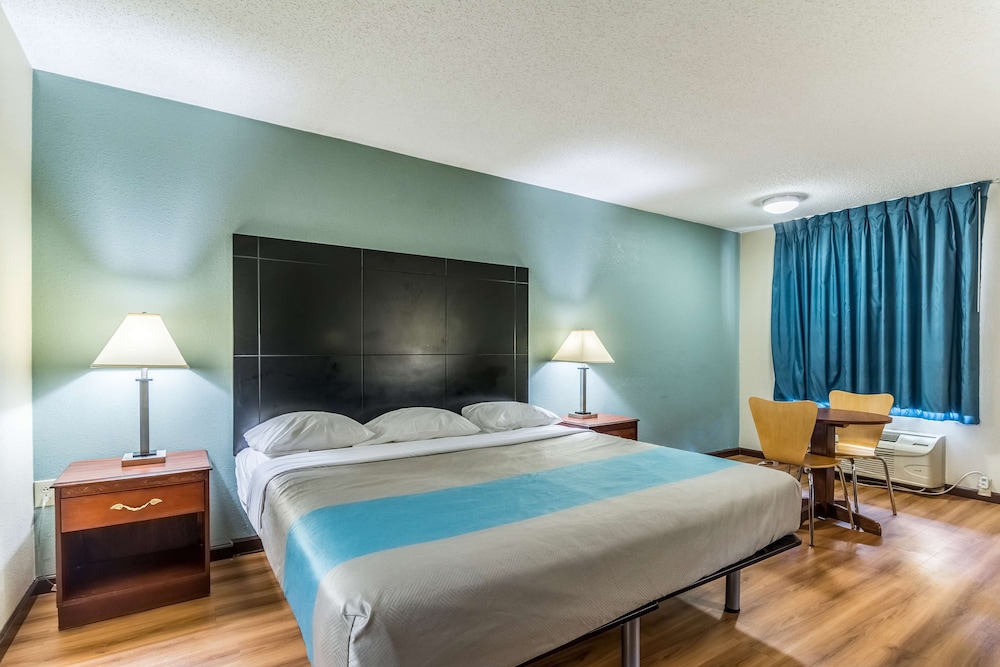 Motel6 Kenly, NC 24/41