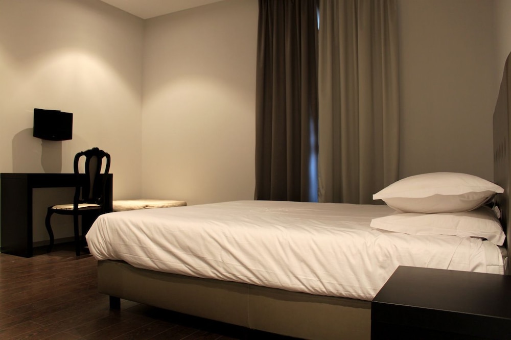 Lazza Hotel 12/45