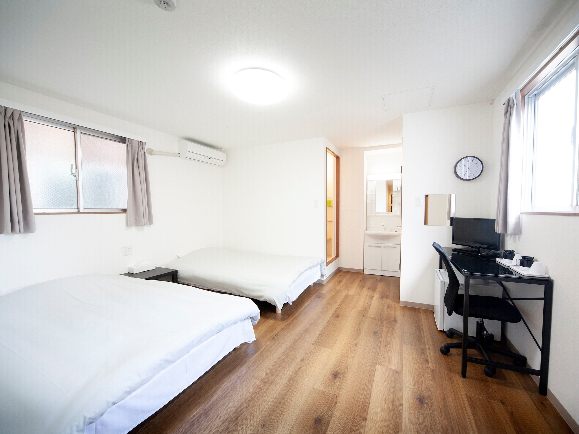 SUPERIOR, TWIN BEDS, BATHTUB