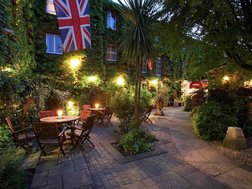 Mercure Salisbury White Hart Hotel 68/71