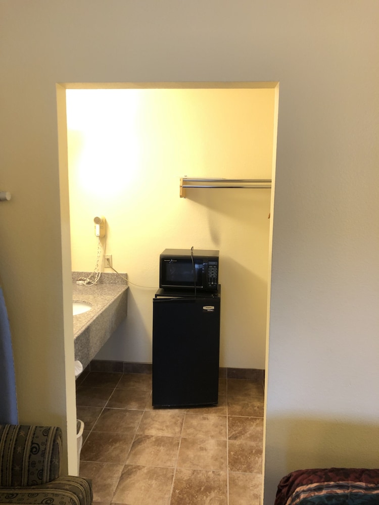 Inn At Mexia 52/64