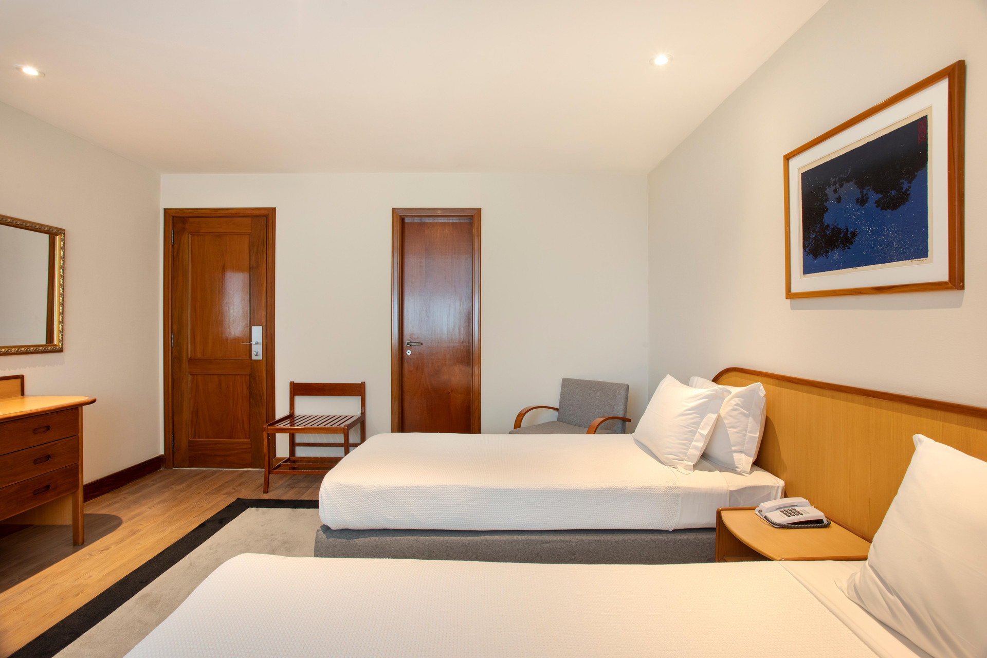 Luxury, Twin Beds, Street View
