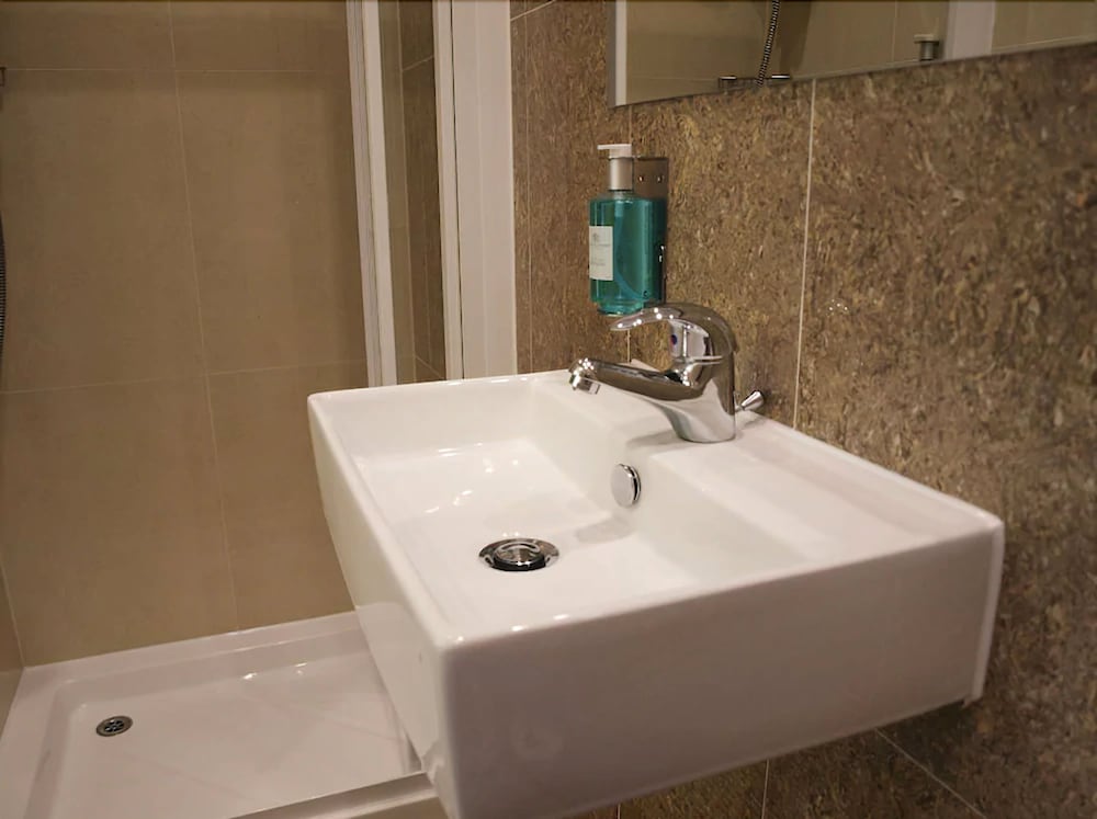 Simply Rooms & Suites 37/40