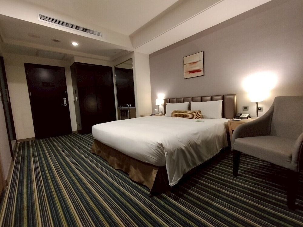 Urban Hotel 33 34/69