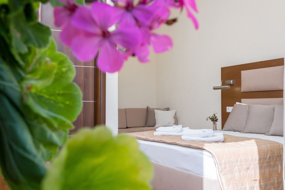 Room, Double Bed, Pool View, Ground Floor