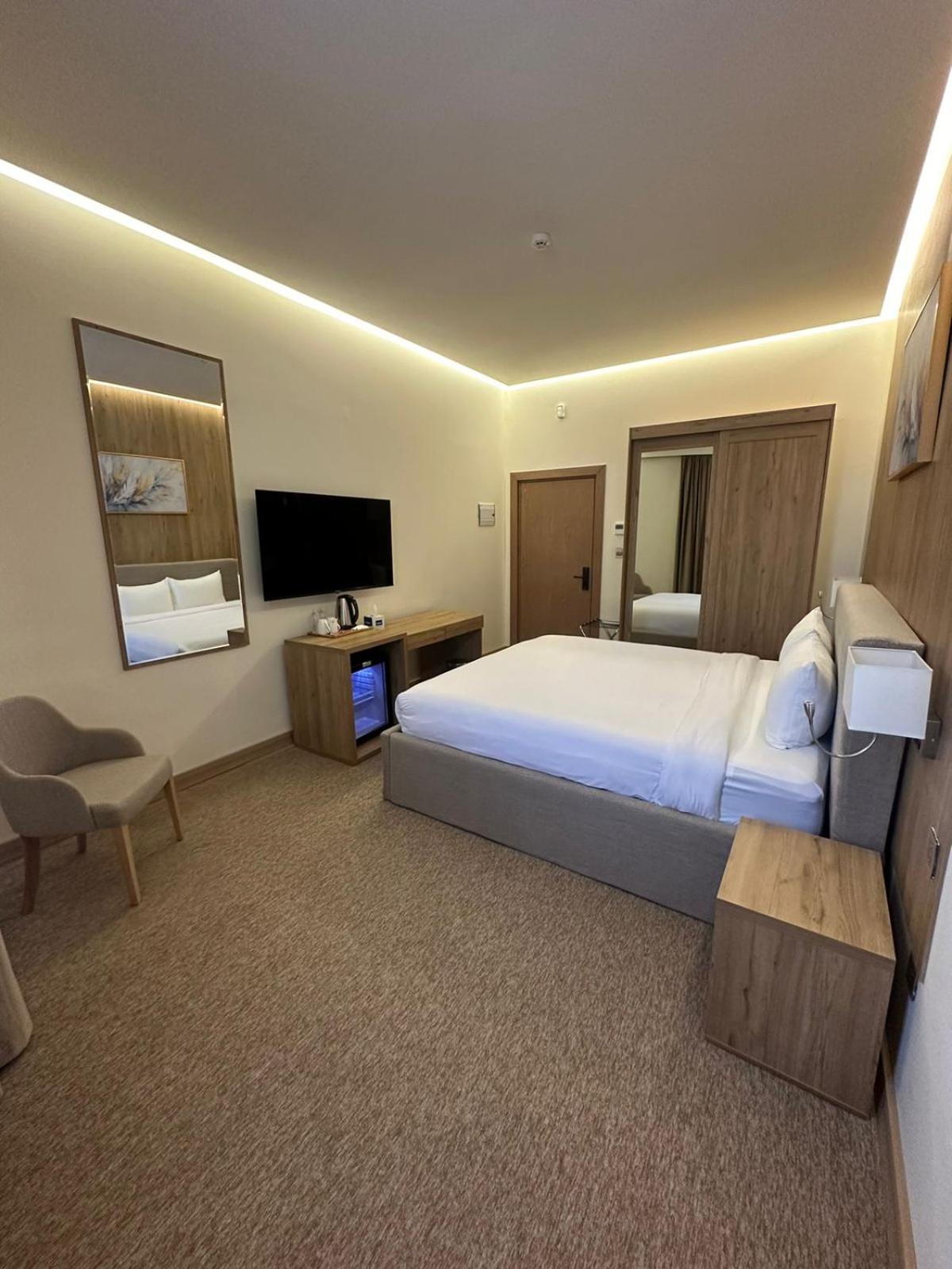 BAZ Hotel 27/73