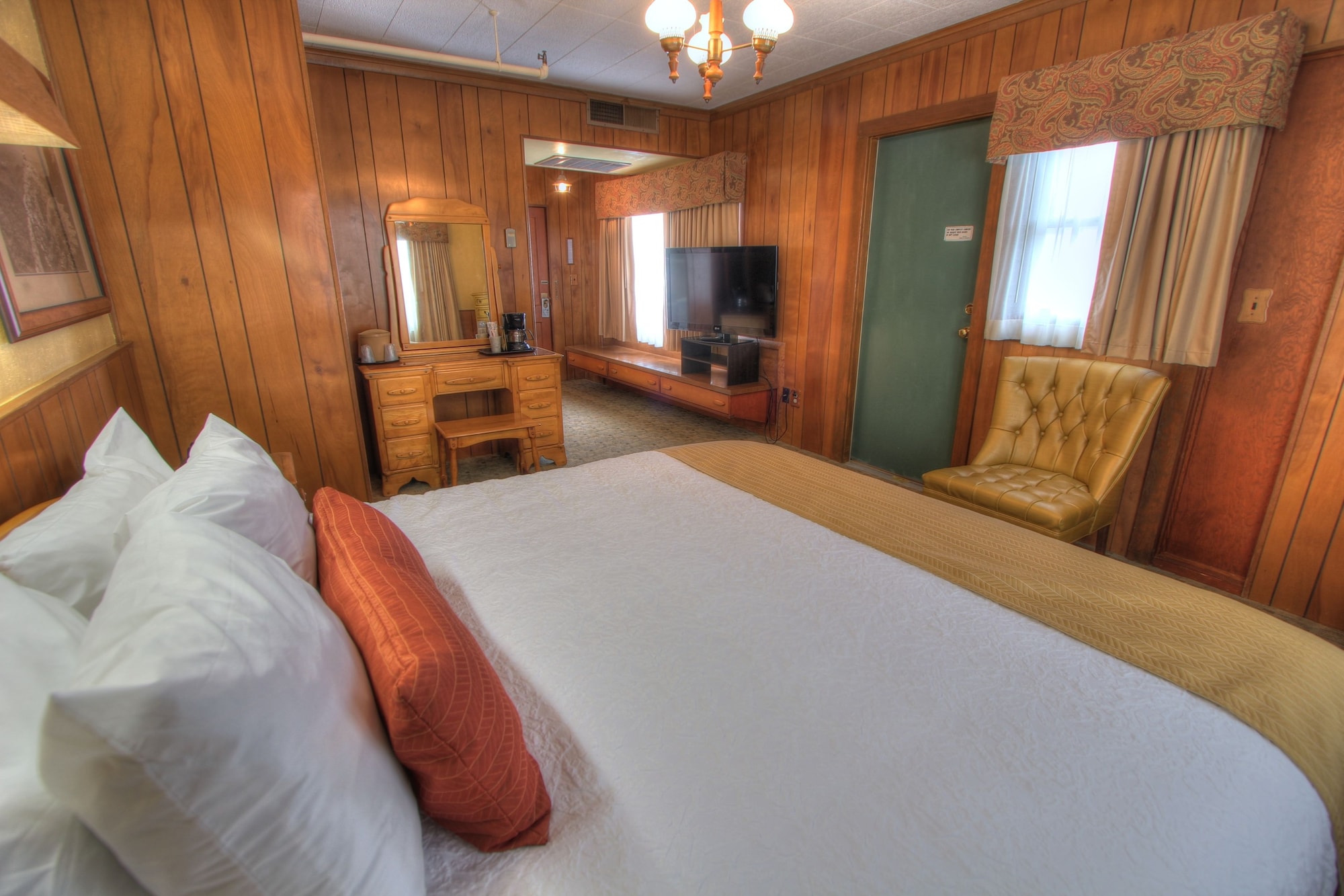 STANDARD, KING BED, SOFA