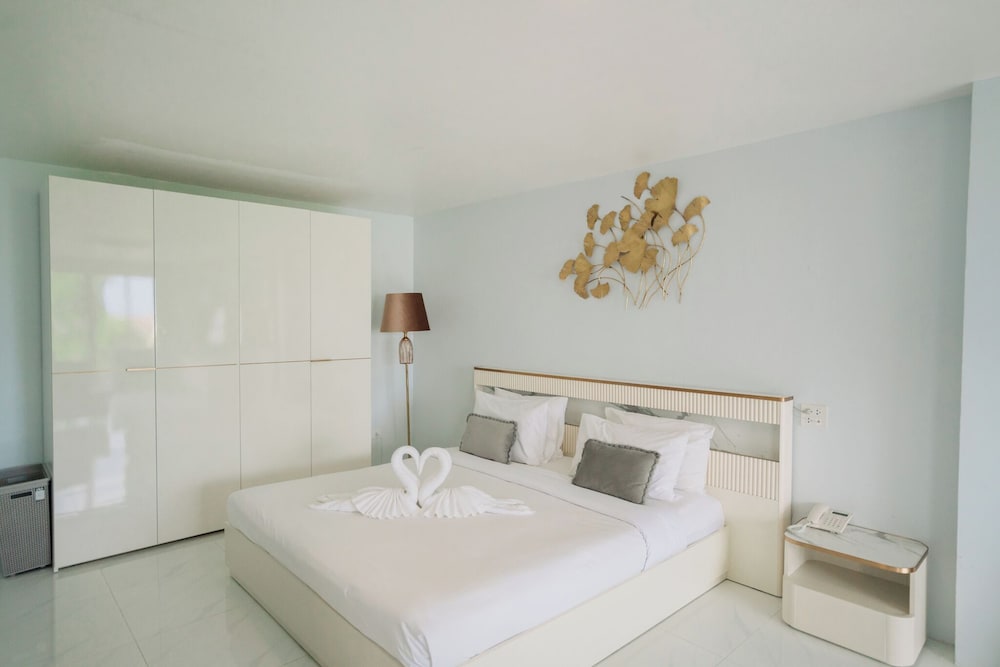 PENTHOUSE SUITE, CITY VIEW