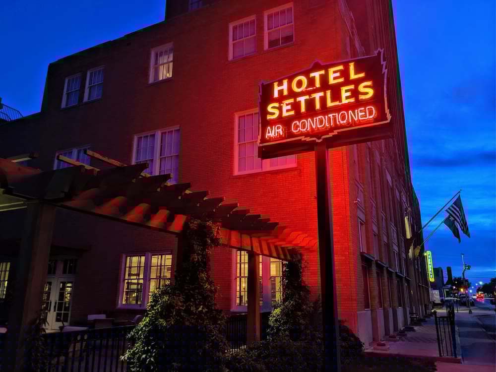 The Hotel Settles 1/35