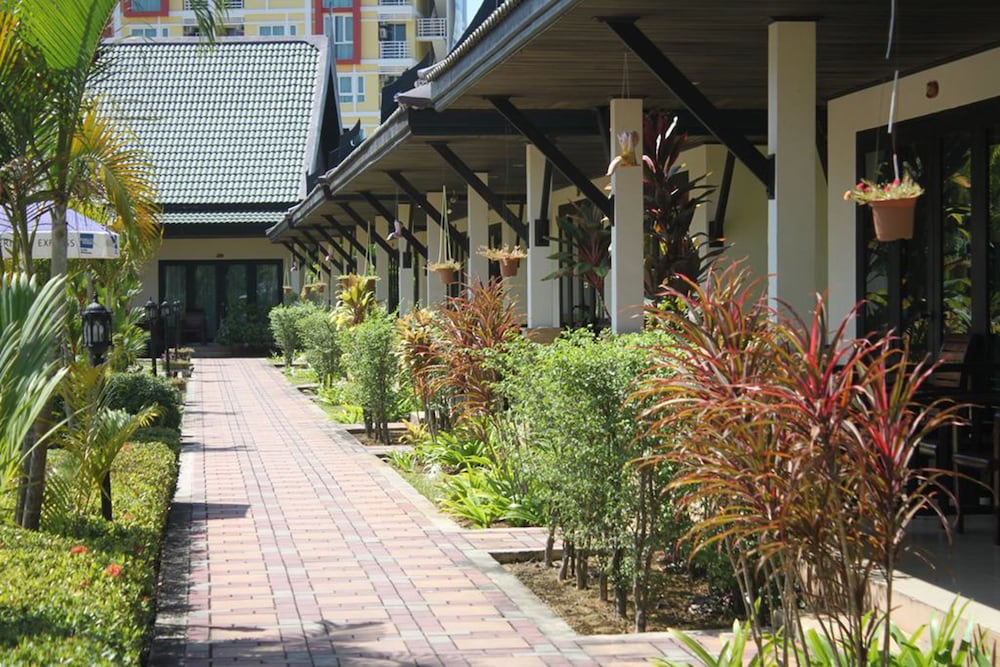 Airport Resort And Spa 10/69