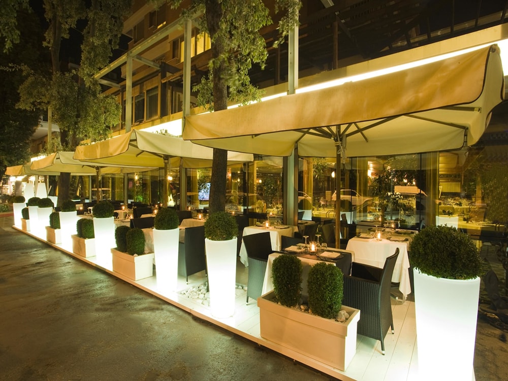 Savoy Hotel 62/68